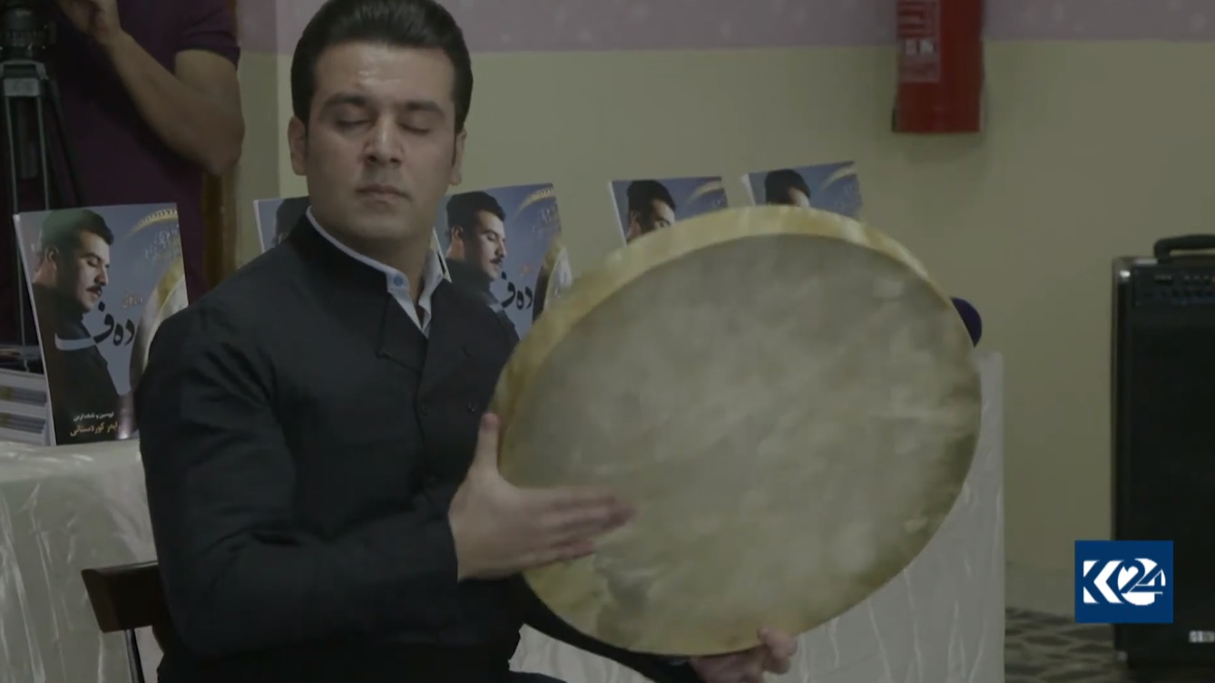 "كوردستاني" يقدم تجربة 30 عاما مع الدف في كتاب